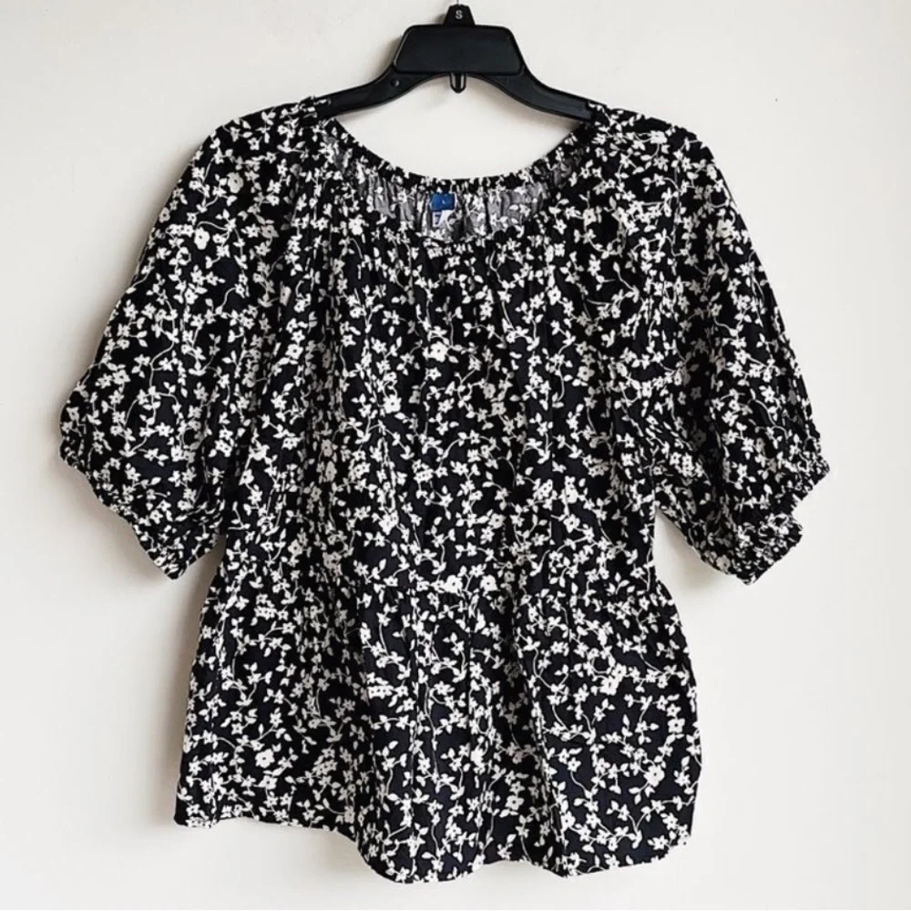 Old Navy sz L black & white floral cut out short puff sleeve pleated peplum top